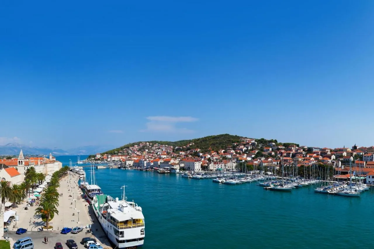 Apartment In Slatine With Sea View, Terrace, Air Conditioning, Wi-Fi